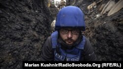 Журналист украинской службы Радио Свобода Сергей Нужненко в окопе на переводой около Торецка в апреле 2022 года