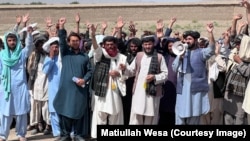 مطیع الله ویسا با سفر به مناطق دور دست افغانستان٬ روستا نشینان را به آموزش دختران و زمینه سازی برای ایجاد مکاتب تشویق می کرد.