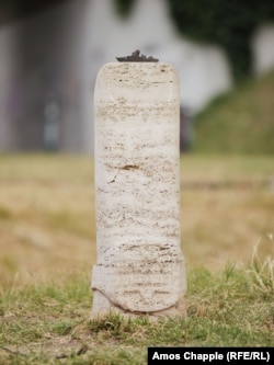 A stylized finger ringed with the Ukrainian trident, topped with a tiny sculpture, stands on the Moscow Promenade in Budapest.