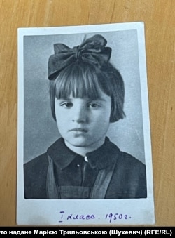 Першокласниця Марія, донька головнокомандувача УПА Романа Шухевича під час навчання у школі Слов'янська