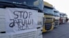 Transportatori pleacă dintr-o parcare de tiruri din Bolintin Vale în drum spre centura București pentru a protesta. 11 ianuarie 2024. 