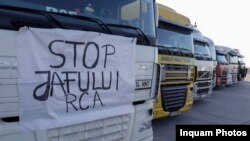 Transportatori pleacă dintr-o parcare de tiruri din Bolintin Vale în drum spre centura București pentru a protesta. 11 ianuarie 2024. 