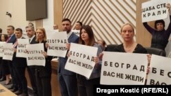 Neki od plakata koje je opozicija držala pre planirane sednice.