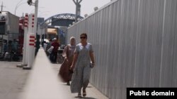 Ўзбек-қирғиз чегарасидаги «Дўстлик» / «Достук» назорат-ўтказиш пункти. Қирғизистон, Ўш, Қорасув. 18 июль, 2023 йил. 