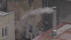 Lemnul și cărbunele mențin focul în casele din poluatul oraș Sarajevo 