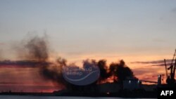 На этом иллюстратвном фото, опубликованном в телеграм-канале «Крымский ветер» 26 декабря 2023 года, виден дым, поднимающийся над Феодосией в контролируемом Россией Крыму