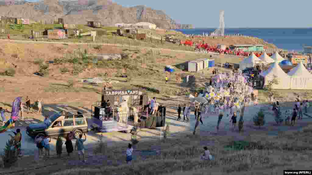 У рамках фестивалю провели костюмовану арт-ходу з трьох колон у кольорах російського прапора.