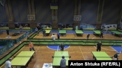 Понад 100 людей змагалися в Києві в турнірі з «дрон-понгу», щоб зібрати гроші для армії.