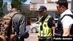 Кыргызстанда мыйзамсыз иштеп жүргөндөргө каршы рейд. Ички иштер министрлиги тараткан сүрөт.