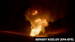 «Внаслідок одного з влучань в землю був прорив газу і його  детонація, внаслідок чого там утворилося полум’я», заявив речник обласної прокуратури