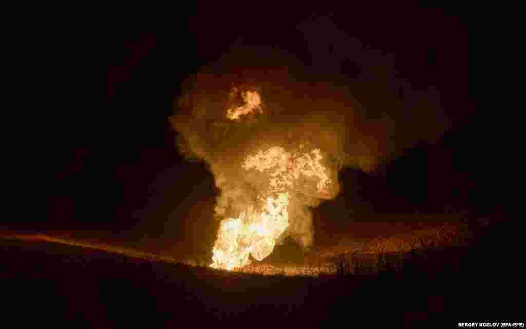 Також через ранкову атаку пошкоджений газопровід у Харкові, повідомила державна енергетична компанія &laquo;Нафтогаз&raquo;. Тисячі жителів залишилися без світла через пошкодження електричної інфраструктури, повідомило Міненерго