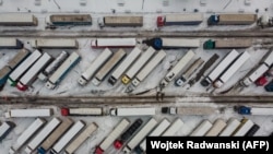 Camionagiii polonezi au cerut ca Uniunea Europeană să reintroducă un sistem prin care companiile ucrainene să aibă nevoie de permise pentru a opera în blocul comunitar și, prin reciprocitate, și pentru camionagiii europeni care intră în Ucraina.