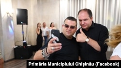 Ion Ceban făcând selfie cu un fan în timpul unui concert pentru diaspora din Europa.