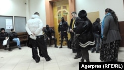 Rudele și avocații clanului Corduneanu, pe holurile Tribunalului Iași, în 2010, în timpul unuia dintre termenele în care erau judecați membrii clanului. 