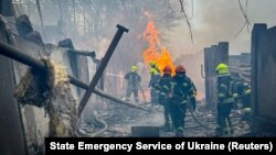 Пожежники працюють на місці російського ракетного удару в Одесі, Україна, 15 березня 2024 року