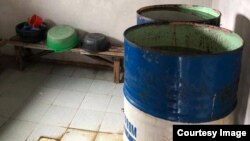 Д. Султанов атындагы мектеп-интернаттагы балдар жуунчу жай. Ош шаары. Кыйноолорго каршы борбор тараткан сүрөт.