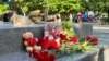 Un memorial improvizat pentru victimele atacului cu rachete de la Sevastopol.