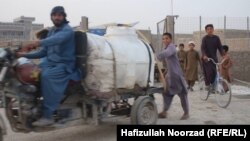 مردم مجبور هستند آب آشامیدنی و مورد نیاز خود را به قیمت گزاف بخرند