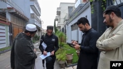 د شماریاتو ادارې غړي د پېښور په کوڅه کې د مارچ پر ۲۵مه د سرشمېرنی په عمل بوخت دي.