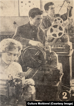 În atelierul școlii de mecanici de cinema. „Cultura Moldovei”, 4 iunie 1964.