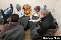 Жителі прикордоння продовжують тренінг під час обстрілів в укритті. Автор фото – Юлія Ковтун