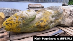 Скульптура, уражена грибком