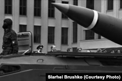 Aleksandr Lukașenko (centru), în timpul sărbătorilor Zilei Victoriei pe 9 mai 1995, comemorând victoria sovietică asupra Germaniei naziste în 1945.