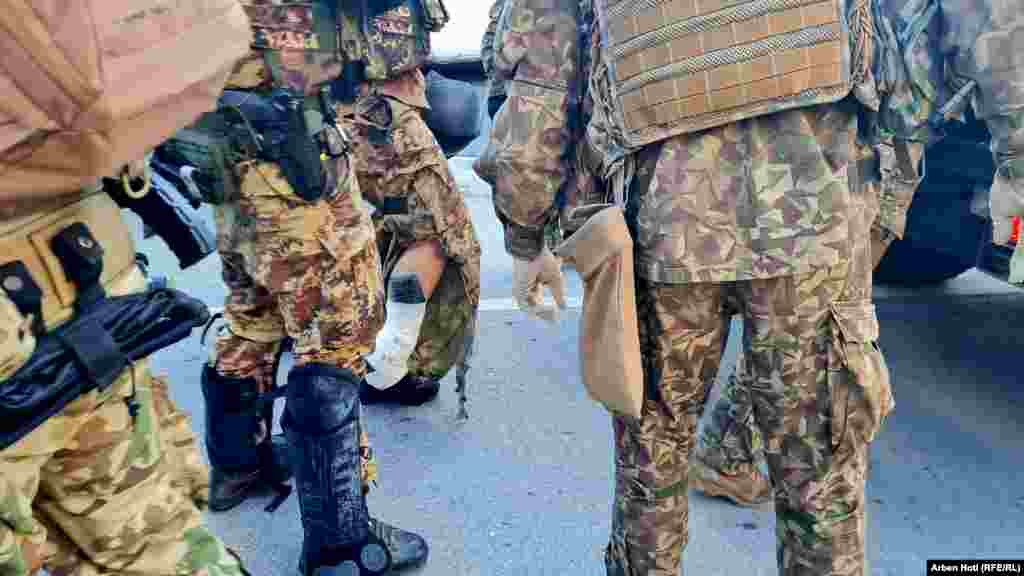 Policia e Kosovës nuk ka qenë e pranishme në momentin e intervenimit të KFOR-it për shpërndarjen e protestuesve serbë në Zveçan, ku shihen disa të lënduar.