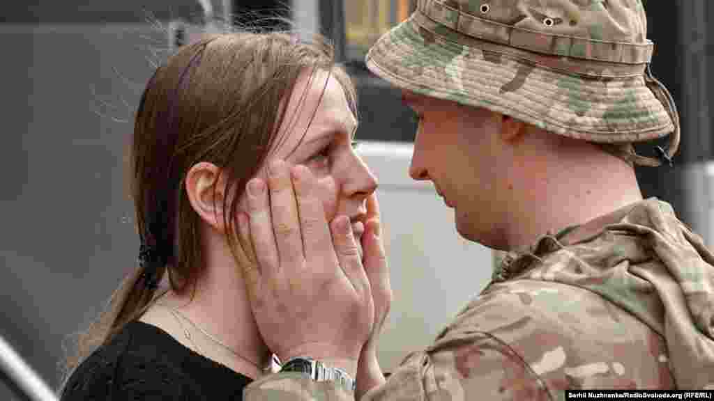 Asemenea scene au devenit comune în Ucraina, într-o vreme când militarii ei se străduiesc să &bdquo;țină frontul&rdquo; în fața avansului rusesc, mai ales în Est.&nbsp;