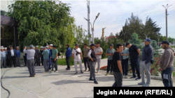 Баткенде облустук администрациянын алдында кыргыз-тажик чек арасындагы куралдуу кагылышта кыйраган үйлөр үчүн курулуш материалдарын саткан ишкерлер нааразылыкка чыккан. 