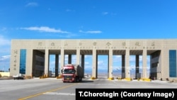 Ала-Тоо өткөөлү. “Алашанкоу” аталган эркин соода аймагы. 15.9.2012. 