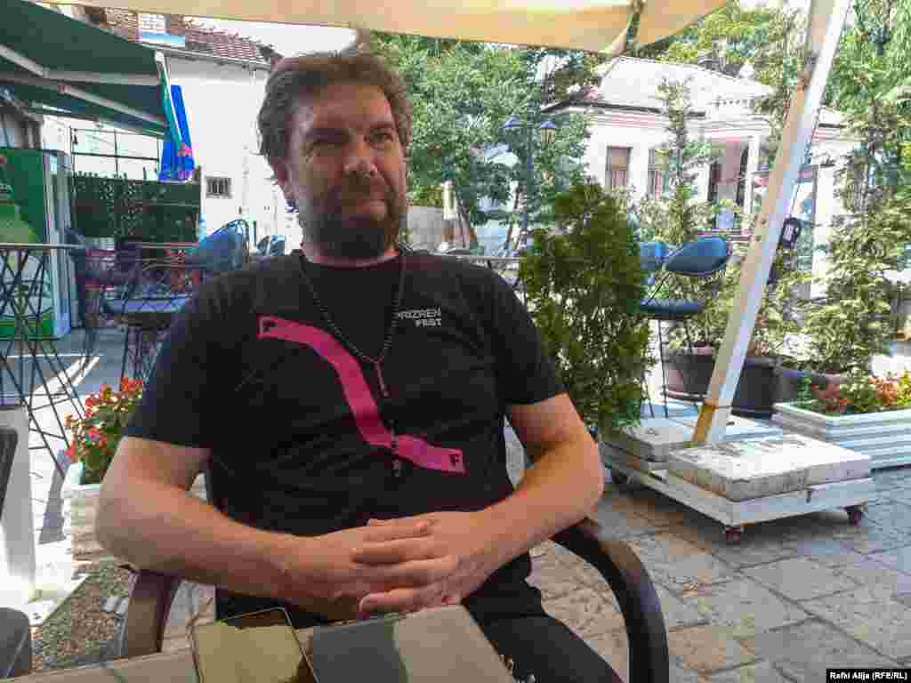 Drejtori ekzekutiv i Prizrenfest-it, Shkëlzen Veseli, tha për Radio Evropa e Lirë se qyteti i Prizrenit është i pasur me trashëgimi kulturore, duke qenë shtëpi e shumë xhamive, kishave dhe teqeve të vjetra. "Ideja ishte që teatrin ta ndërlidhim me trashëgiminë kulturore" të Prizrenit, tha ai.