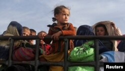 یک خانواده مهاجر افغان که از پاکستان به افغانستان برگشته است.