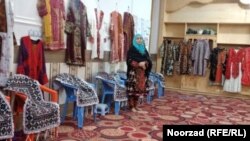 یکی از زنان تجارت پیشه و شاغل که پروژه های کوچک تولیدی دارد. 