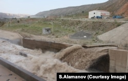 Манас дарыясынын жээгиндеги суу бөлүштүрчү жай. 05.7.2012.