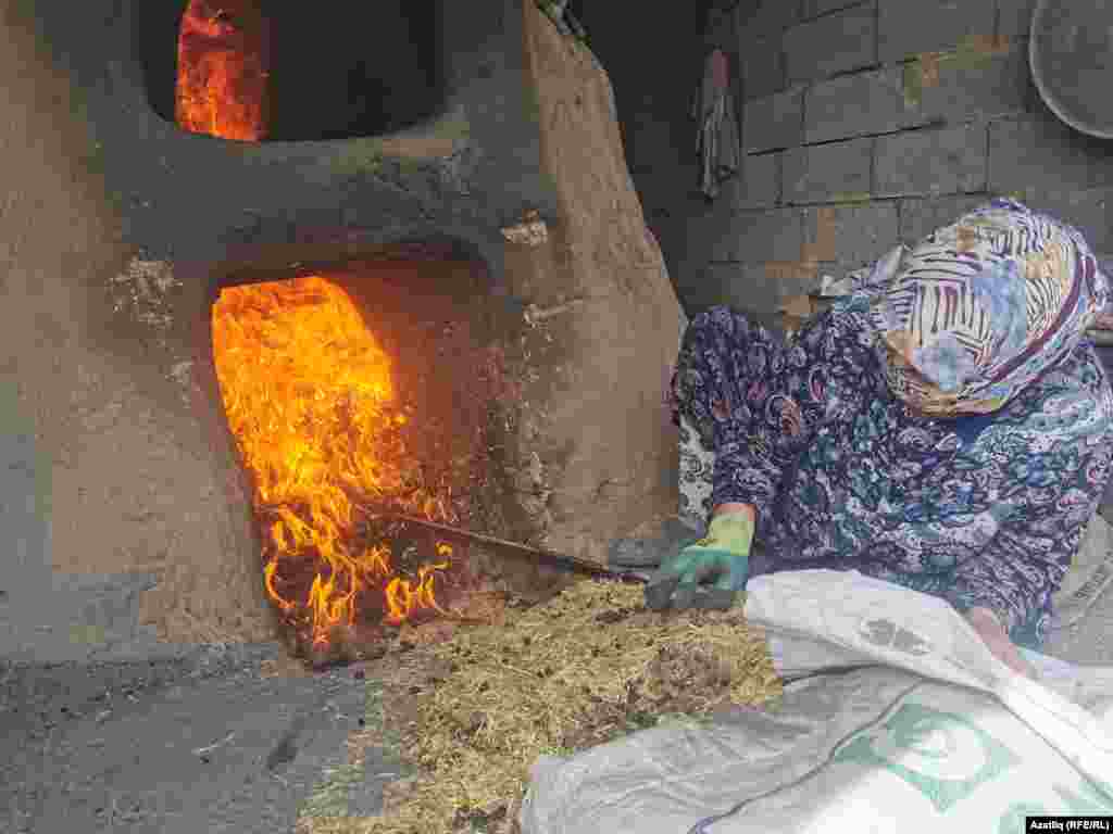 Хәдичә ханым монда икмәк пешерә. Бөгрүделиктә аны "нан" диләр.