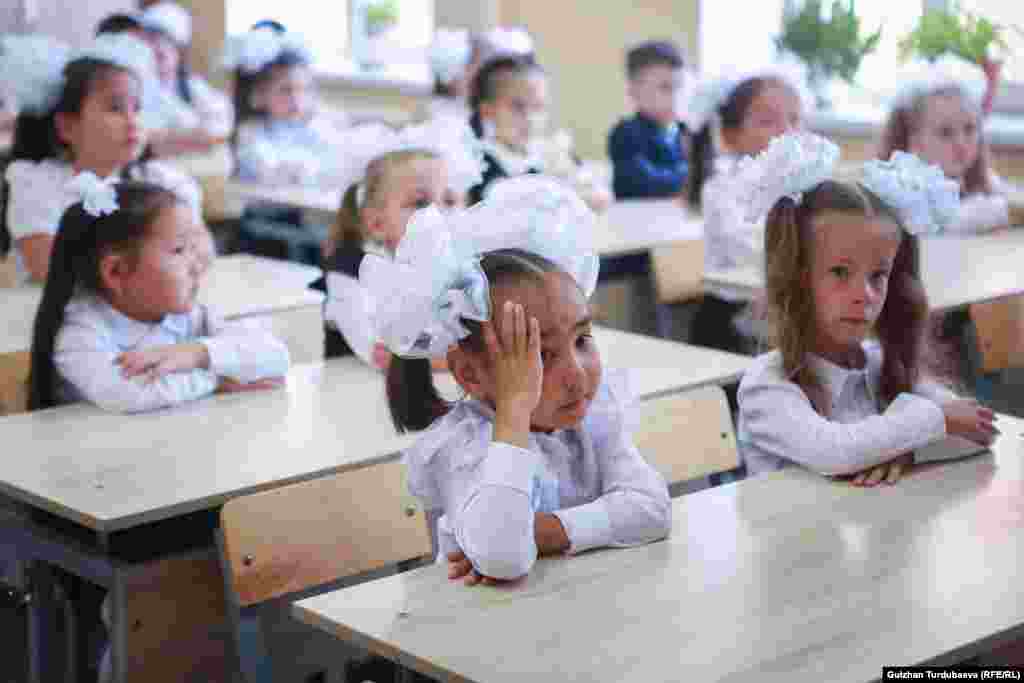 Өлкөдөгү ири шаарларда, айрыкча Бишкек менен Ошто мектептер жетишсиз. Айрым мектептерде балдар бир партага үчтөн отуруп окуганга туура келүүдө.