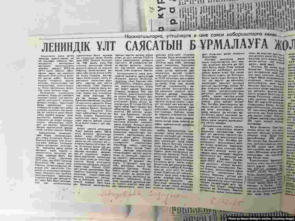 1986 жылғы Желтоқсан оқиғасынан кейін советтік баспасөзде жарияланған "Лениндік ұлт саясатын бұрмалауға жол берілмейді" атты мақаланың авторлары Т. Мұстафин, Р. Әбсаттаров коммунистік саясатты әшкерелеген Азаттық радиосының өзін мінейді. "Социалистік Қазақстан" газеті, 8 желтоқсан, 1987 жыл