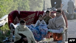 په چارسده کې د سېلاب له وجې بې کوره شوې کورنۍ په یو کیمپ کې ناسته ده - د اپرېل ۱۷مې انځور.