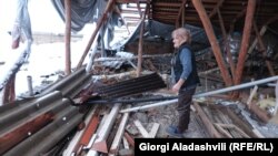 ქეთევან შეყრილაძე საცხოვრებელი კორპუსის დაზიანებულ სახურავზე, თელავში