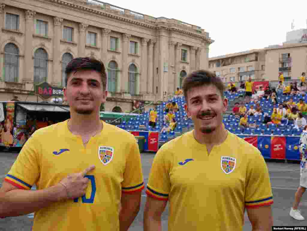 Ștefan (stânga) și Robert (dreapta) sunt studenți și au venit în centrul Capitalei pentru a vedea meciul din optimi. &bdquo;Nu am prea văzut în alte orașe așa nebunie cum e aici. E o atmosferă ca pe stadion, e frumos&rdquo;, spun cei doi.&nbsp;