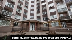 Aceeași curte în februarie 2023