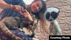 დარიანა გრიაზნოვა 27 წლისაა. მიღებული აქვს მაგისტრის ხარისხი ადამიანის უფლებათა სამართალში, ლონდონის ქუინ მერის უნივერსიტეტში. 