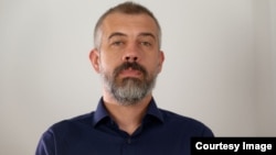 Antropologul Radu Umbreș explică într-un interviu pentru Europa Liberă „fenomenul Gheboasă”, dar și de ce oamenii se revoltă pe rețelele de socializare față de versurile din cântecele artistului. 