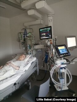 «Нам всі казали, що ви мусите оформитися як біженці, бо ви тут інакше не виживете»