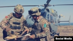 Кыргыз-казак аскерлери машыгуу учурунда. Ысык-Көл облусу. Кыргызстандын Коргоо министрлиги тараткан сүрөт. 