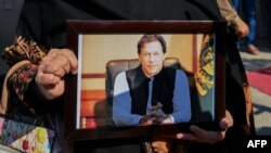 د عمران خان د ګوند يوې غړې د هغه عکس په لاسونو کې نيولی او د خوشې کولو غوښتنه يې کوي - د مارچ ۲۰۲۴ز انځور