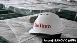 Zaštitni šlem sa logom "Rio Tinto" u skladištu kompanije Rio Tinto u Loznici na zapadu Srbije 5. aprila 2024.