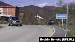 Tabela që sinjalizon hyrjen në fshatin Zhitkoc të Zveçanit, në gjuhën serbe, me alfabetin cirilik