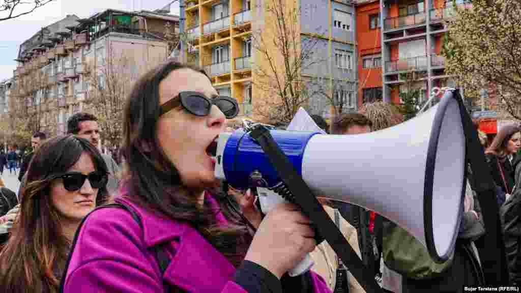 Protestuesit marshuan në sheshin &ldquo;Zahir Pajaziti&rdquo; në kryeqytet duke mbajtur në duar pankarta me mbishkrimin &ldquo;Siguri për gratë&rdquo;, &ldquo;Poshtë patriarkati&rdquo;, &ldquo;Gra, revoltohuni&rdquo; dhe &ldquo;Drejtësi për gratë&rdquo;.